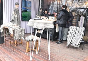 Santa Cruz presenta "Tierra Amada" y su poncho emblemático