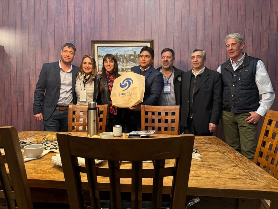 Claudio Vidal recorrió el stand de Santa Cruz en La Rural y respaldó el trabajo articulado de la provincia