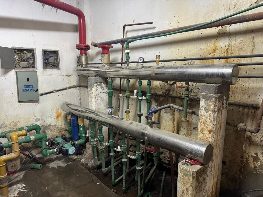 El Gobierno Provincial refuerza la infraestructura escolar en Caleta Olivia y cuestiona el silencio ante años de abandono