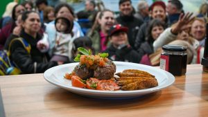 Santa Cruz exhibió esquila de ovejas y su tradicional poncho en la Rural de Buenos Aires