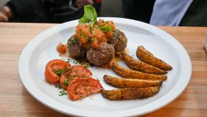 Santa Cruz exhibió esquila de ovejas y su tradicional poncho en la Rural de Buenos Aires