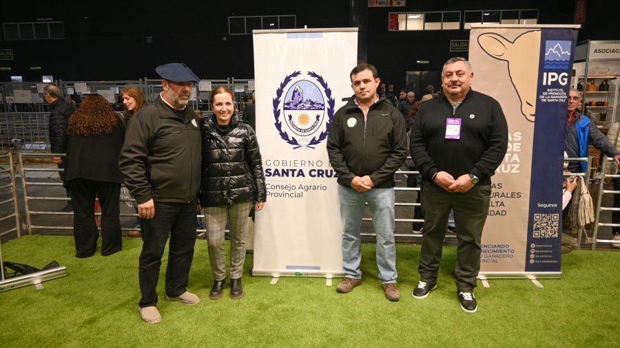 Santa Cruz exhibió esquila de ovejas y su tradicional poncho en la Rural de Buenos Aires