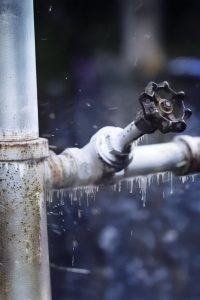 Instan al uso responsable del agua ante temperaturas de frío extremo en Santa Cruz