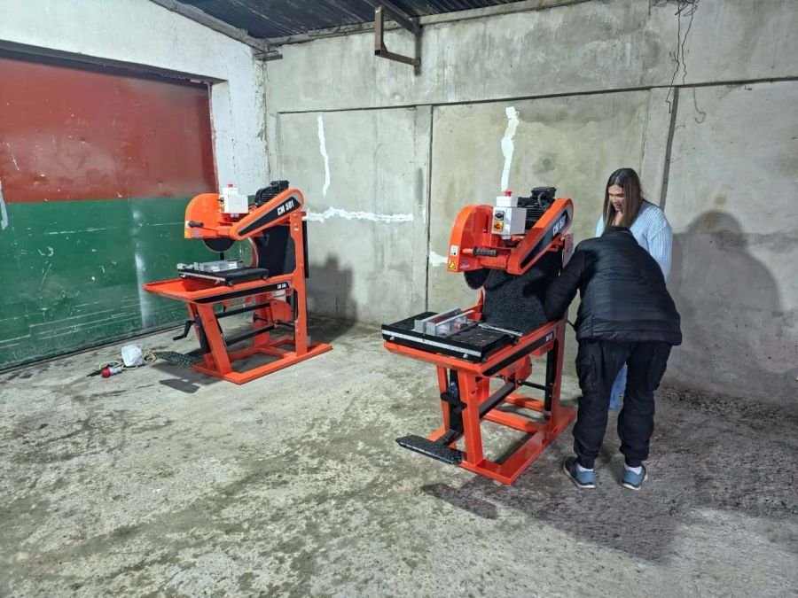 Donan maquinaria para realizar trabajos de cortes de piedra en Tres Lagos