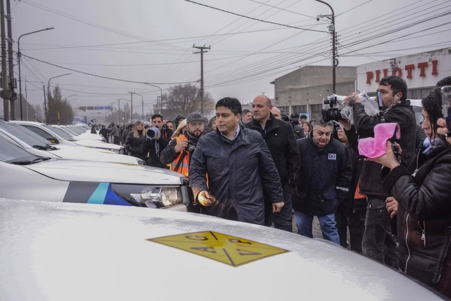 Claudio Vidal entregó 50 camionetas 0KM y 1 camión a entes provinciales