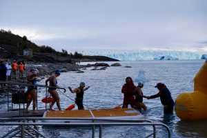 El Winter Swimming World Cup 2025 tuvo su primera jornada de competencia frente al Glaciar Perito Moreno