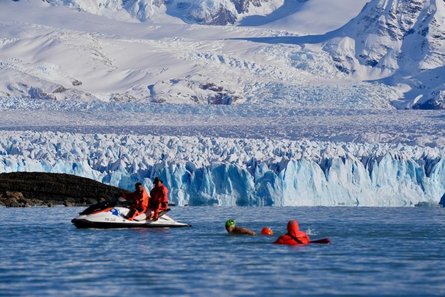 El Winter Swimming World Cup 2025 tuvo su primera jornada de competencia frente al Glaciar Perito Moreno