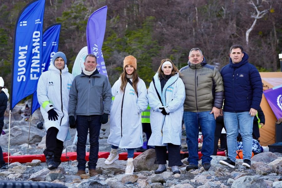 Autoridades Provinciales acompañaron la segunda jornada de la Winter Swimming World Cup frente al Glaciar Perito Moreno