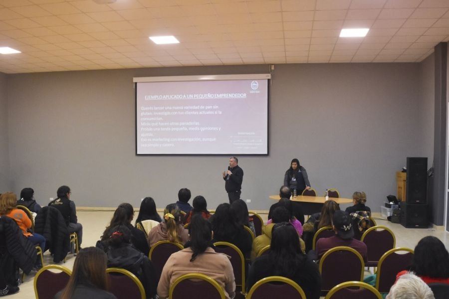 Se llevó a cabo una capacitación en marketing digital para emprendedores de la economía social en Piedra Buena