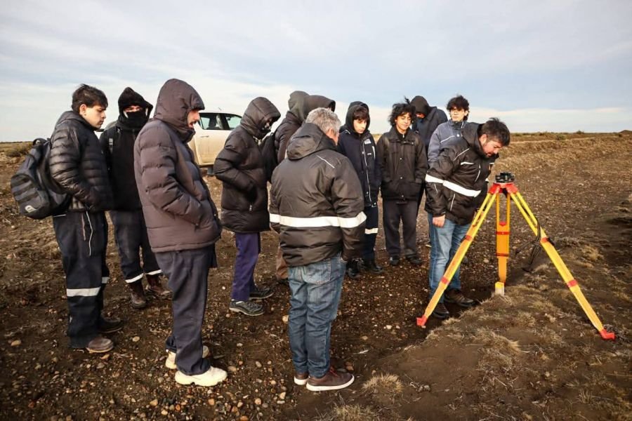 Vialidad brinda prácticas profesionalizantes con formación en topografía para estudiantes de la EIPE-RG