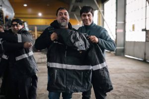 Vialidad inició la entrega de 850 camperas de abrigo al personal de toda la provincia