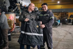 Vialidad inició la entrega de 850 camperas de abrigo al personal de toda la provincia