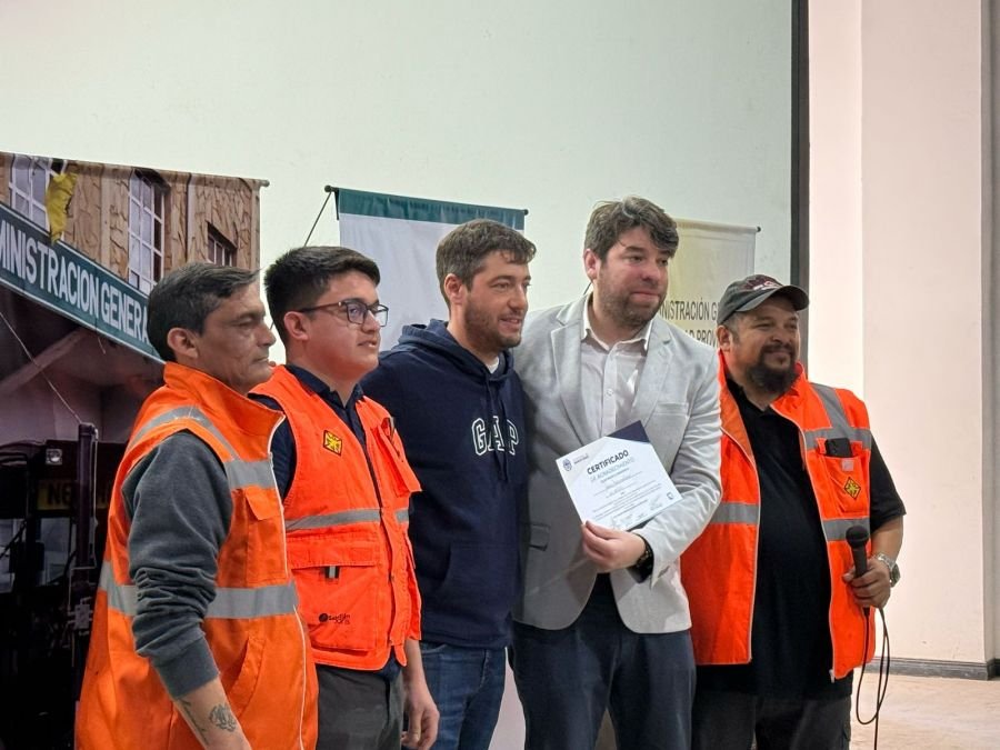 Reconocimiento a la formación: Puerto Deseado celebra el impacto de la capacitación en maquinaria pesada