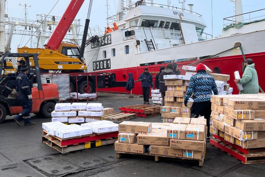 Puerto Deseado: seis buques y más de 200 toneladas reactivaron el puerto en un solo día