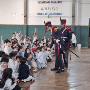 Los Granaderos a Caballo visitaron escuelas de Río Gallegos