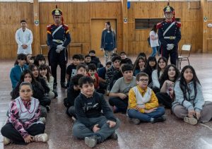 Los Granaderos a Caballo visitaron escuelas de Río Gallegos