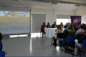 Formación para el trabajo: Comenzó en Puerto San Julián el ciclo de capacitación en fileteado de pescado