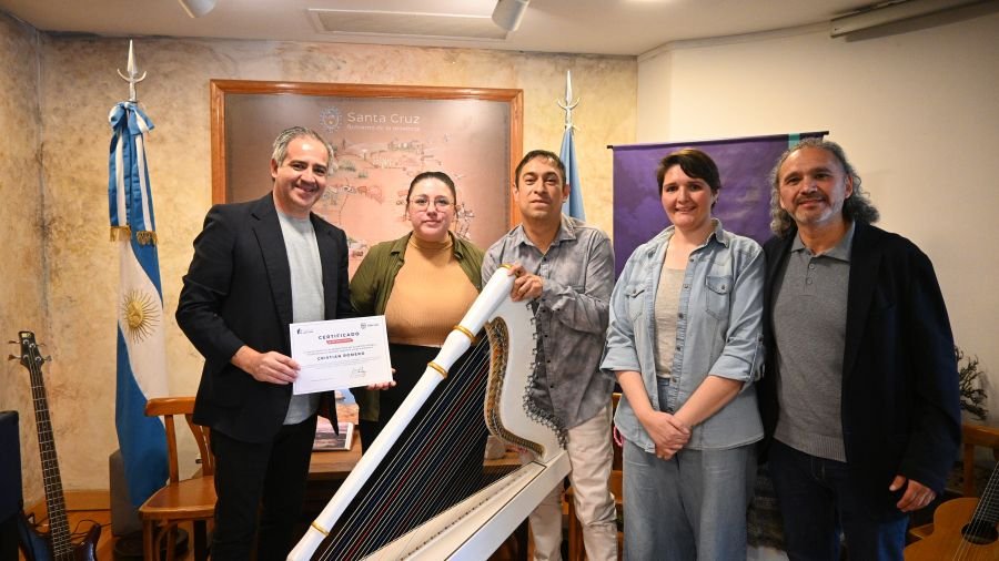 Cristian Romero y su arpa de nieve en Casa de Santa Cruz