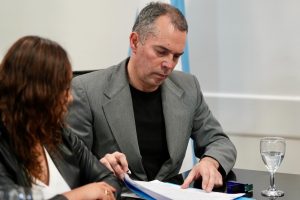 Se firmó el contrato para finalizar el Cuartel de Bomberos División N°28 en Caleta Olivia