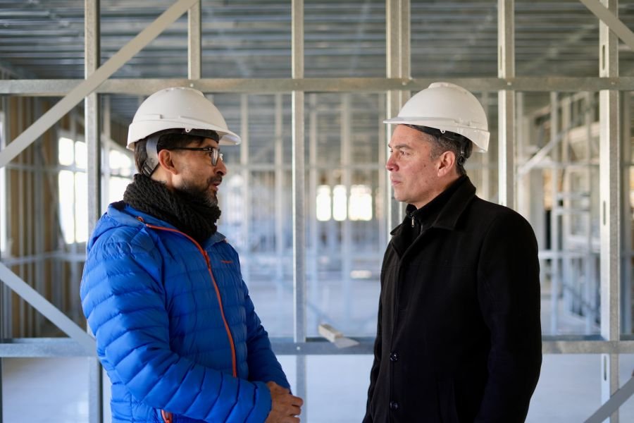 Daniel Álvarez: "La Escuela Secundaria N°43 de Caleta Olivia alcanza el 70% de avance"