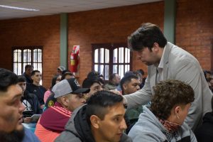 Distrigas llevó la capacitación en Maquinaria Pesada a Los Antiguos con gran respuesta de los vecinos