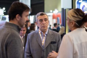 Santa Cruz presenta la licitación de diez áreas hidrocarburíferas estratégicas en la Expo AOG 2025