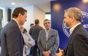 Santa Cruz presenta la licitación de diez áreas hidrocarburíferas estratégicas en la Expo AOG 2025