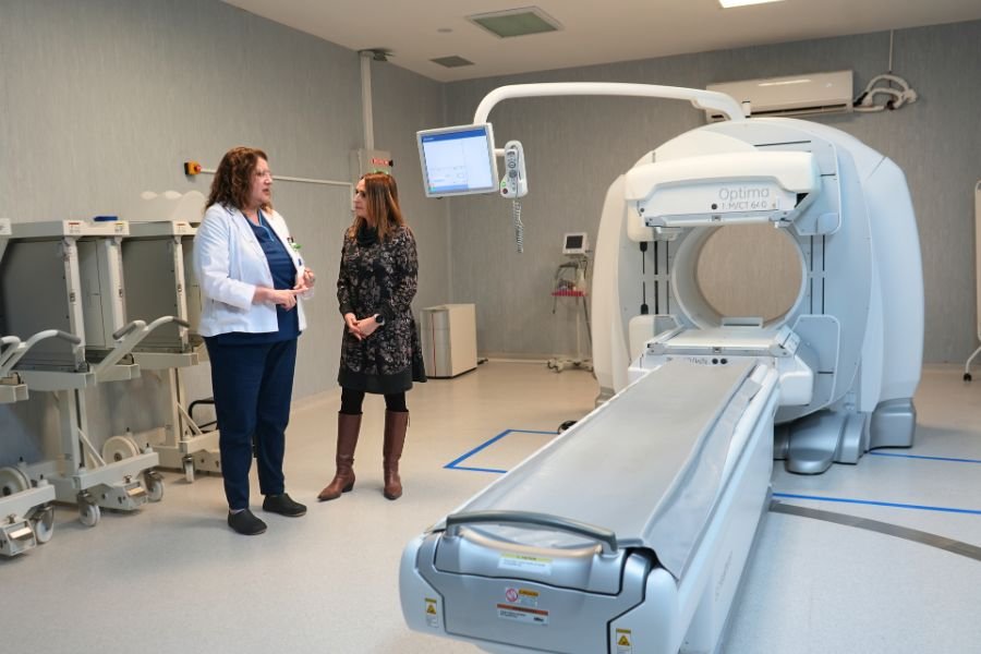 Ricci recorrió las instalaciones del Centro de Medicina Nuclear y Radioterapia de la Patagonia Austral