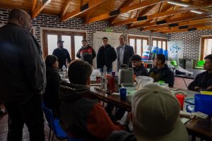 El Gobernador junto al jefe de Gabinete visitaron la Planta Estable de Lago Roca