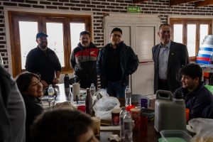 El Gobernador junto al jefe de Gabinete visitaron la Planta Estable de Lago Roca