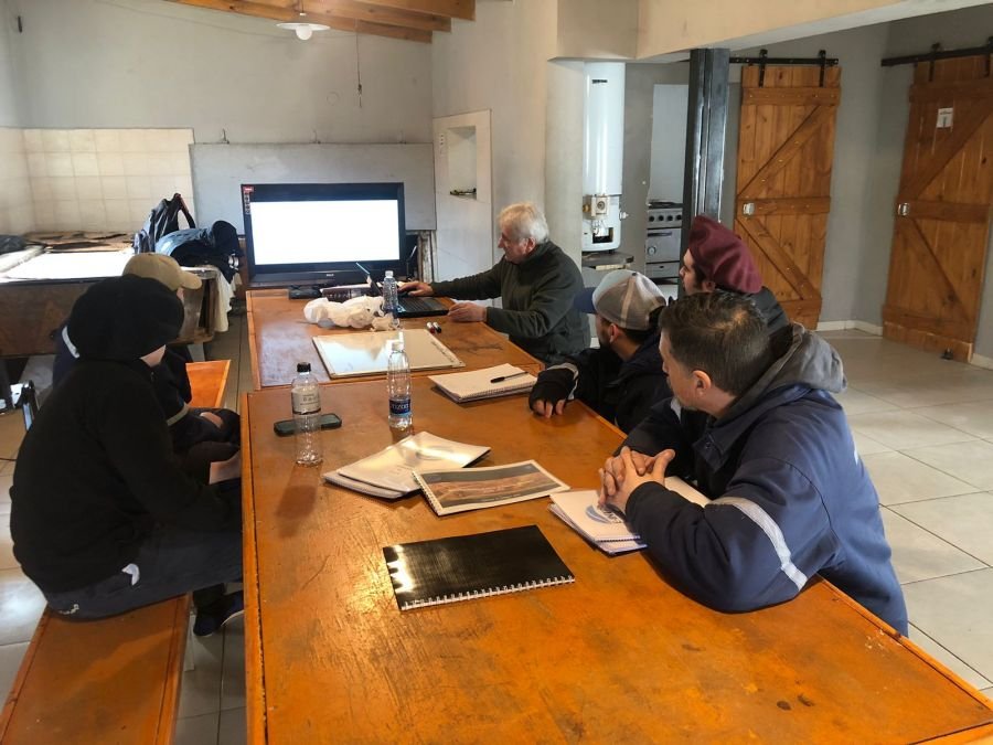 Operarios de Servicios Públicos de El Chaltén recibieron capacitación de prestigiosa empresa