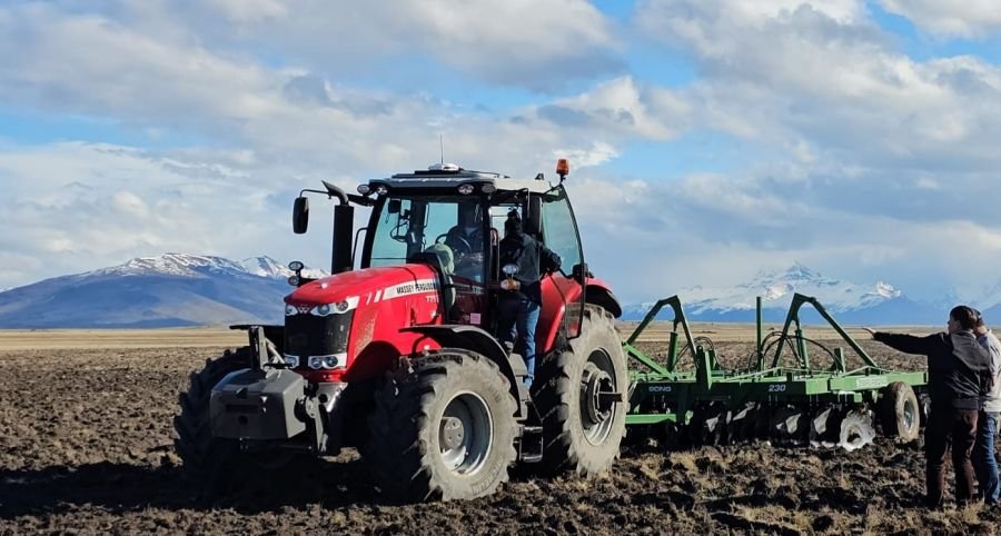 Vidal en la estancia Alice de El Calafate: “La única forma de salir adelante es con trabajo y producción”