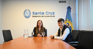 El representante en la Cumbre Mundial de Democracia Juvenil de Japón visitó la Casa de Santa Cruz