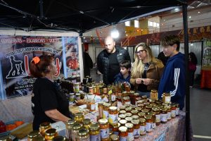 Más de 80 emprendedores participaron del Mercado de la Economía Comunitaria en Puerto Santa Cruz