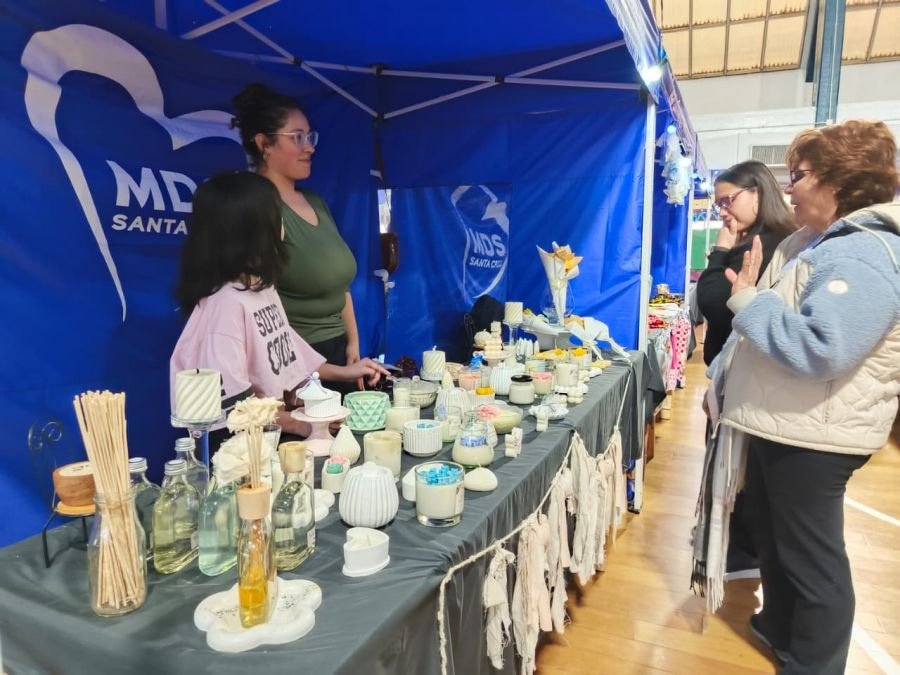 Más de 80 emprendedores participaron del Mercado de la Economía Comunitaria en Puerto Santa Cruz