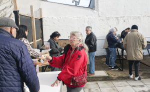 Adultos mayores fortalecen la autosustentabilidad de alimentos con talleres de huerta