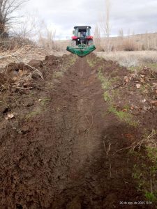Avanzan las obras de limpieza y ampliación de canales en Perito Moreno con mano de obra local