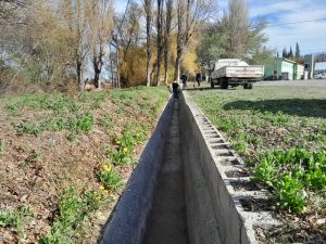 Avanzan las obras de limpieza y ampliación de canales en Perito Moreno con mano de obra local