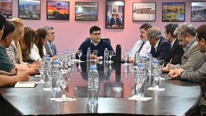El gobernador Claudio Vidal encabezó una mesa de trabajo con empresas mineras y la UOCRA