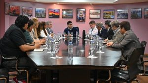 El gobernador Claudio Vidal encabezó una mesa de trabajo con empresas mineras y la UOCRA
