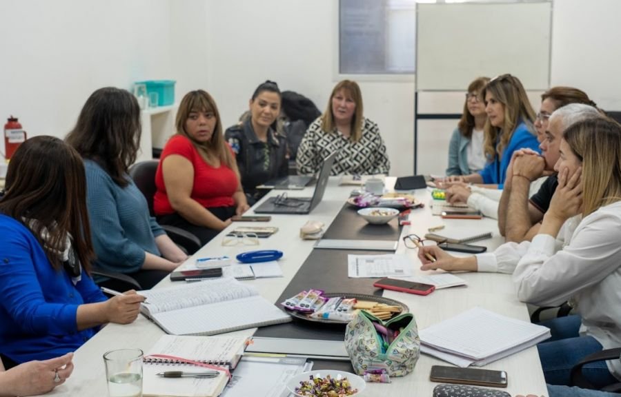 Se avanza en acciones para la transformación de la educación en Santa Cruz
