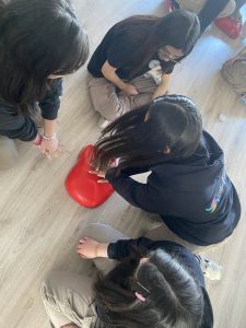 Protección Civil capacitó a alumnos de la Escuela del Viento en RCP y Primeros Auxilios