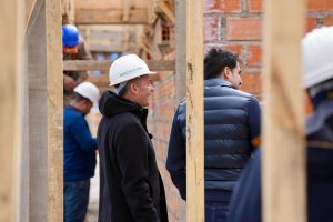 Álvarez recorrió la obra del edificio de la Asociación Independiente de Fútbol de los Barrios