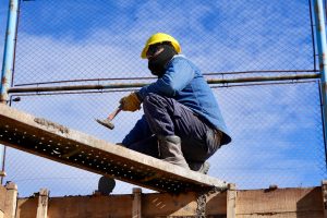 Álvarez recorrió la obra del edificio de la Asociación Independiente de Fútbol de los Barrios