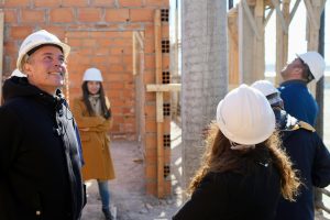 Álvarez recorrió la obra del edificio de la Asociación Independiente de Fútbol de los Barrios