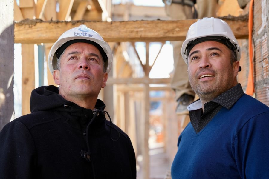 Álvarez recorrió la obra del edificio de la Asociación Independiente de Fútbol de los Barrios