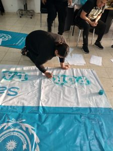 Violenta protesta: "Las banderas fueron realizadas en una Unidad Básica de Pablo González"