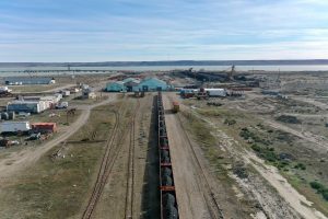 Después de muchos años vuelve a salir carbón desde Punta Loyola: El gobernador Vidal acompañó el inicio de la operación junto a YCRT