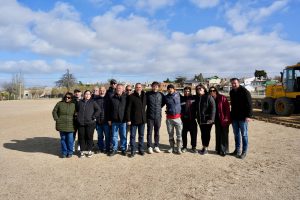 Daniel Álvarez acompañó el inicio de obra de césped sintético en el Club Deseado Juniors