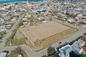 Daniel Álvarez acompañó el inicio de obra de césped sintético en el Club Deseado Juniors